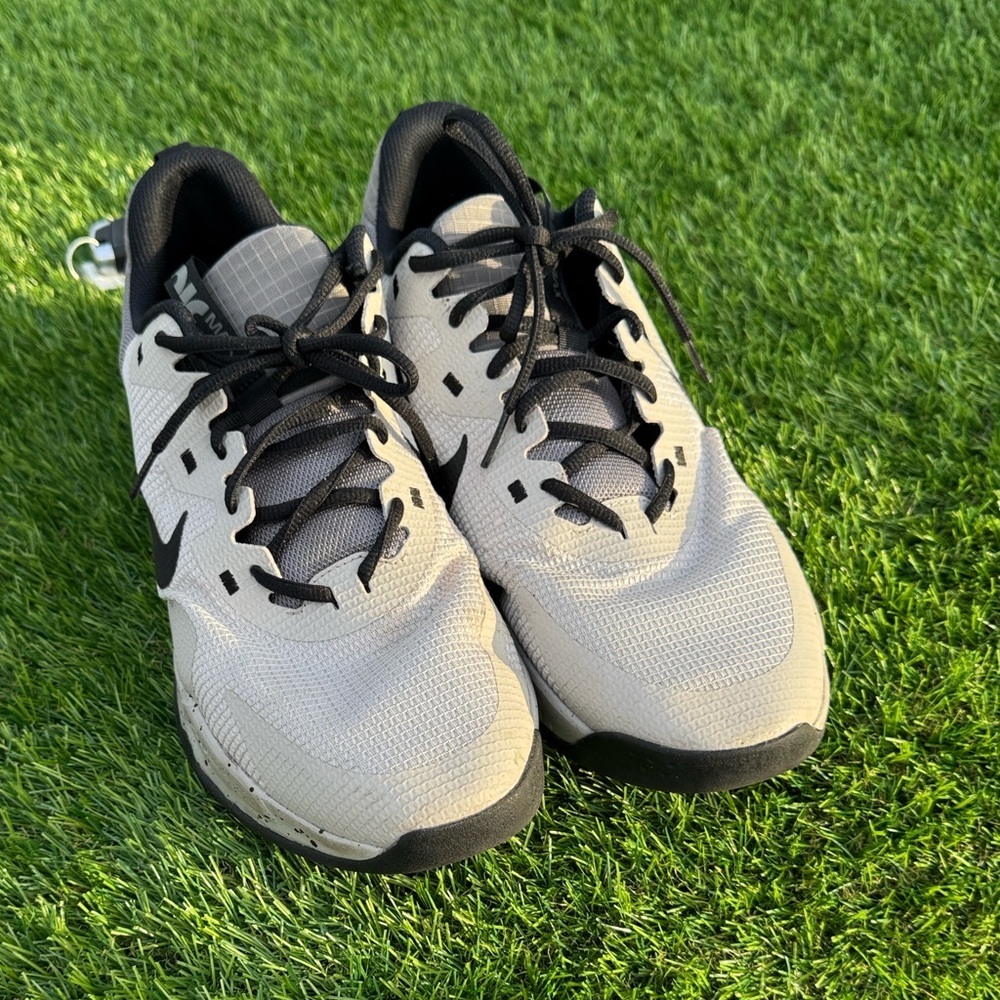 Nike Men's Light Gray and Black Athletic Trainers